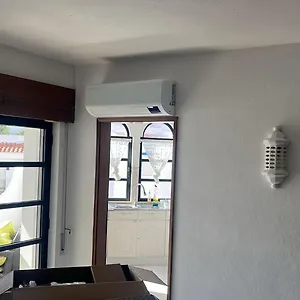 Spacious Two Bedroom Apt, 200m From The Apartamento